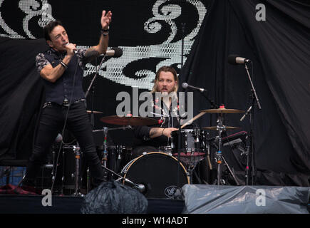 Johnny Mac und die Gläubigen leben in Bolton Längestrich Stadion Juni 2019 Stockfoto