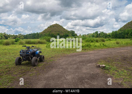 Bohol, Philippinen - Juni, 20, 2019: ATV Vermietung Fahrt in der Nähe von Chocolate Hills Stockfoto