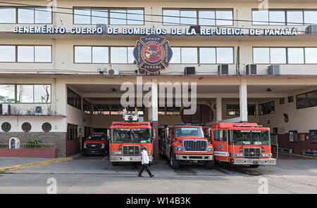 Red Fire Trucks vor der Ricardo arango Feuerwache in Panama City Stockfoto