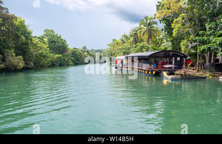 Bohol, Philippinen - 20. Juni 2019: Bootstour mit schwimmendem Buffet-Restaurant auf dem Loboc River Stockfoto