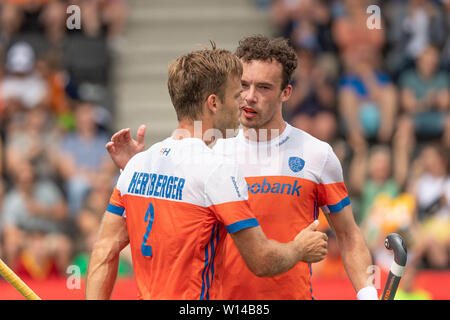 Amstelveen, Niederlande. 30. Juni, 2019. Amsterdam, 30-06-2019, Hockey Pro League 2019 Männer. Veranstaltungsort: Wagener Stadion. Jeroen Hertzberger Kerben und feiert während des Spiels Großbritannien Niederlande vs. Credit: Pro Schüsse/Alamy leben Nachrichten Stockfoto