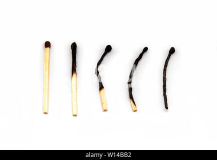 Gleiches fünf auf weißem Hintergrund, mit Phasen der Match brennende Set isoliert Stockfoto