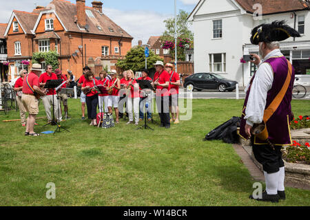 Datchet, UK. 30 Juni, 2019. Chris Brown, offizielle Stadtausrufer des Royal Borough of Windsor und Maidenhead, nimmt ein Foto von Romsey Ukulele Gruppe vor der Ankunft der pre-1905 teilnehmenden Fahrzeugen in der 48-Meilen-Zone Ellis Reise von Micheldever Station in der Nähe von Winchester zu Datchet, eine Wiederinkraftsetzung der ersten aufgezeichneten Reise durch eine motorisierte Kutsche in England von Pioneer automobilist Hon. Evelyn Ellis in seinem neuen, benutzerdefinierten durchgeführt - Integrierte panhard-levassor am 5. Juli 1895. Credit: Mark Kerrison/Alamy leben Nachrichten Stockfoto