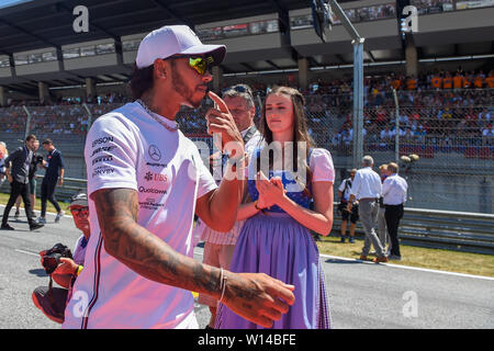 Spielberg, Österreich. 30. Juni, 2019. Mercedes Lewis Hamilton besucht die Spur Parade vor dem Rennen des Formel 1 Grand Prix von Österreich 2019 bei Red Bull Ring in Spielberg, Österreich, 30. Juni, 2019. Quelle: Guo Chen/Xinhua/Alamy leben Nachrichten Stockfoto