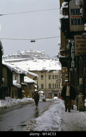 Am 28. März 1993 während der Belagerung von Sarajevo: Der Blick nach Osten entlang Marsala Tita Straße in Richtung des Platzes in die baščaršija. Die jajce Kasernen stehen hoch auf einem Felsen im Hintergrund. Stockfoto