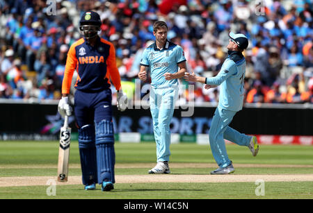 Der Engländer Chris Woakes feiert Bowling und dann fang außerhalb Indiens KL Rahul während der ICC Cricket World Cup group Phase match bei Edgbaston, Birmingham. Stockfoto