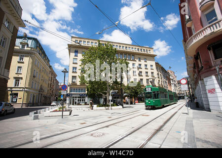 SOFIA, Bulgarien - 30. Juni 2019: Renoviertes 'Garibaldi' Square in der Innenstadt von Sofia, Bulgarien Stockfoto