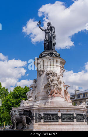 Denkmal in der Mitte des Place de la République, gekrönt von einer Statue von Marianne - Paris, Frankreich. Stockfoto