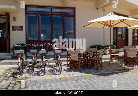 Chania, Kreta, Griechenland. Juni 2019. Vier Fahrräder für Gäste zu nutzen Radfahren in der Altstadt von Chania, Kreta. Stockfoto