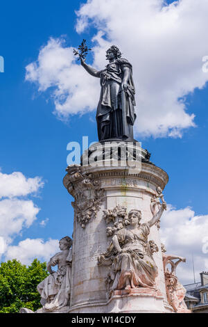 Denkmal in der Mitte des Place de la République, gekrönt von einer Statue von Marianne - Paris, Frankreich. Stockfoto