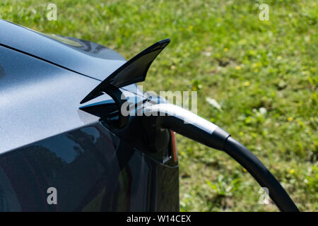 Maienfeld GR/Schweiz - 30 Juni, 2019: Detail einer Tesla Auto aufladen an der Tesla Super Ladestation in Maienfeld Stockfoto