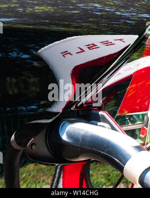 Maienfeld GR/Schweiz - 30 Juni, 2019: Detail einer Tesla Auto aufladen an der Tesla Super Ladestation in Maienfeld mit Reflexionen von Supe Stockfoto