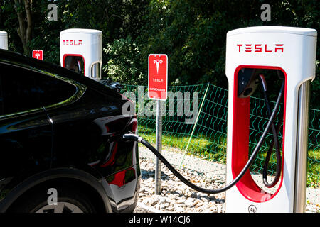 Maienfeld GR/Schweiz - 30 Juni, 2019: Tesla Super Ladestation in Maienfeld, die eine freie, Laden aller Tesla Autos innerhalb einer Stunde Stockfoto