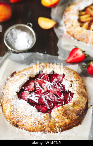 Hausgemachte öffnen pie Galette mit Erdbeere und Pfirsich. Stockfoto