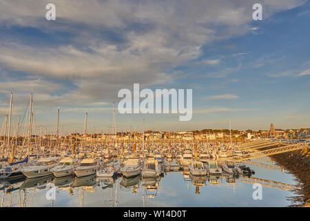 Bild der Jachthafen von Saint Servan, Port Le Sablon, Frankreich in der Abendsonne Stockfoto