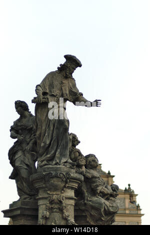 Statue von Ivo von Kermartin auf der Karlsbrücke in Prag, Tschechische Republik Stockfoto