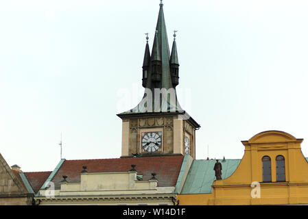 Ansicht in der Oberseite der Staroměstská vodárna mit Gebäuden im Vordergrund, Prag, Tschechische Republik Stockfoto