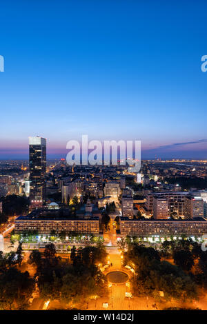 Stadt Warschau in Polen, Downtown cityscape, Luftbild an der blauen Stunde Dämmerung mit Park am Albuch auf dem ersten Plan. Stockfoto