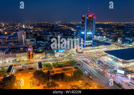 Warschau Stadtbild in Polen, Luftaufnahme in der Nacht der polnischen Hauptstadt Stadtzentrum, dem Hauptbahnhof auf der rechten Seite. Stockfoto