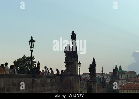 Blick nach Norden von der Karlsbrücke und der Prager Kleinseite mit Kuppel der St. Nikolaus Kirche im Hintergrund während der Dämmerung in Prag, Tschechische Republik Stockfoto