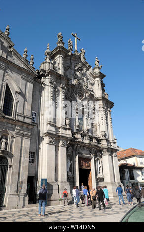 Menschen visitin Igreja do Carmo Kirche und Touristen wandern in Straße in Porto Portugal Europa KATHY DEWITT Stockfoto