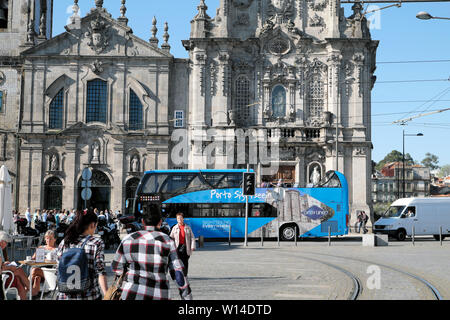 Porto Sightseeing Bus im Verkehr & Touristen zu Fuß auf der Straße außerhalb Igreja do Carmo Kirche Fassade in Porto Portugal Europa KATHY DEWITT Stockfoto