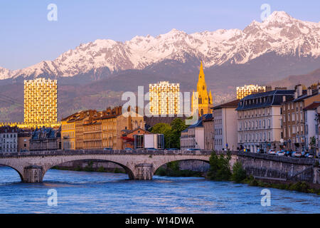 Stadt Grenoble, Frankreich, Blick auf die historische Altstadt mit Isere Fluss und Verschneiten französischen Alpen Berge im Sonnenuntergang Stockfoto