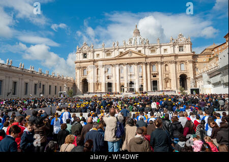 Rome, Italien - 04 April: Gebete vor der Basilika St. Peter im Vatikan für das Publikum versammelt, mit Seiner Heiligkeit Papst Franziskus ICH, Vatikan, auf Stockfoto