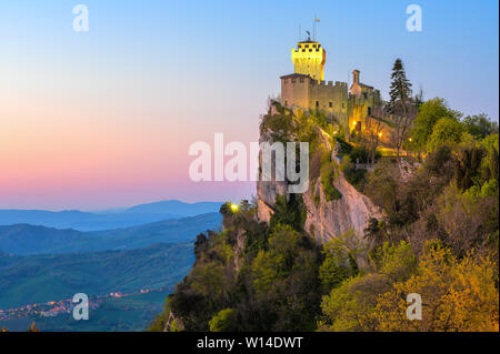 Cesta, der zweite Turm von San Marino auf dem höchsten Gipfel des Monte Titano rock im Sonnenaufgang Licht, Republik San Marino. Stockfoto