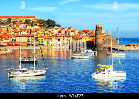 Collioure, Frankreich, einem beliebten Ferienort am Mittelmeer, mit Blick auf die Altstadt mit Notre-Dame des Anges Kirche und den Hafen Stockfoto