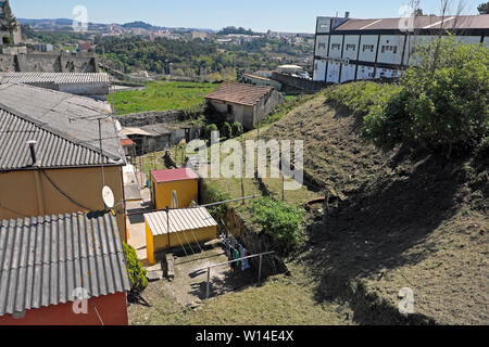 Frisch gemähten Rasen und Garten im Frühjahr wohnungen Eigenschaften & Schuppen mit Wellpappe Dächer in Campanha Porto Oporto Portugal Europa KATHY DEWITT Stockfoto