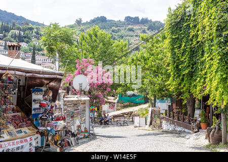 Main Street des alten Dorfes mit kleinen Geschäften und Restaurants in der Weinregion in der Türkei. Stockfoto