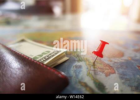 Standorte mit rotem Stift auf der Weltkarte markiert Stockfoto
