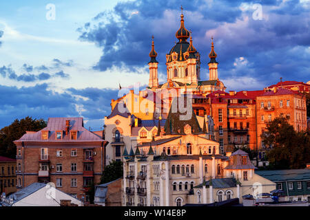 Kiew, Ukraine, Blick auf die St. Andrew's Church auf historischen Andrew's Abstieg Straße in dramatischer Sonnenuntergang Licht Stockfoto