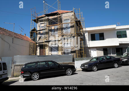 Haus renoviert mit Gerüst auf Wohn- Baustelle in der Campanha Viertel von Porto Oporto Portugal Europa KATHY DEWITT Stockfoto