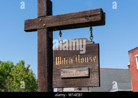 Salem, MA - Juni 8, 2019: Zeichen an der Salem Witch House, der Heimat der Richter Jonathan Corwin, die über die Salem Witch Trials 1692 Vorsitz Stockfoto