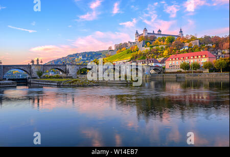 Würzburg, Bayern, Deutschland, mit Blick auf die Festung Marienberg und die Alte Mainbrücke im Fluss Nachdenken über Bunte sunrise Stockfoto