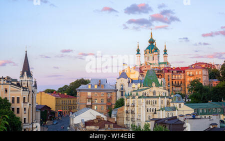 Kiew, Ukraine, Andriyivskyy Abstieg Straße und die Kuppeln der St. Andrew's Church in der historischen Altstadt Stockfoto