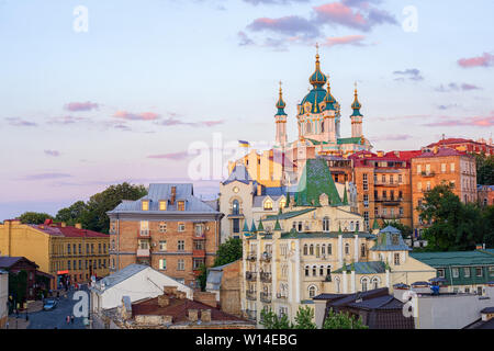 Kiew, Ukraine, Andriyivskyy Abstieg Straße und die Kuppeln der St. Andrew's Church in der historischen Altstadt Stockfoto