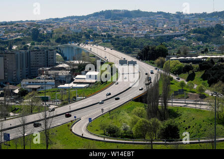 Der Verkehr auf der Autobahn A20 über die Brücke über den Fluss Douro im Frühjahr vom Tv Pinheiro de Campanha Porto Portugal EU-KATHY DEWITT Stockfoto