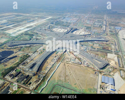 (190630) - Peking, 30. Juni 2019 (Xinhua) - Luftaufnahme auf Sept. 18, 2017 zeigt Pekinger Daxing Internationaler Flughafen im Bau in Peking, der Hauptstadt von China. Juni 30 markiert das Ende der neue Flughafen Infrastruktur Bau und dem Beginn der Vorarbeiten für den Betrieb des Flughafens. Der neue Flughafen ist geplant in Betrieb vor dem 30. September gestellt werden. (Xinhua / Ju Huanzong) Stockfoto