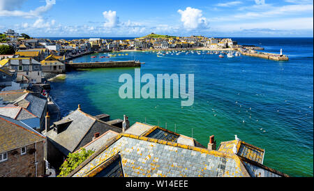 St Ives, Blick über die Dächer und die Lagune zum Hafen und Altstadt, Cornwall, England, Vereinigtes Königreich Stockfoto