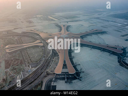 (190630) - Peking, 30. Juni 2019 (Xinhua) - luftaufnahme am 14. Juni 2019 zeigt das Gebäude des Terminals die neu erbaute Pekinger Daxing internationalen Flughafen in Peking, der Hauptstadt von China. Juni 30 markiert das Ende der neue Flughafen Infrastruktur Bau und dem Beginn der Vorarbeiten für den Betrieb des Flughafens. Der neue Flughafen ist geplant in Betrieb vor dem 30. September gestellt werden. (Xinhua / Cai Yang) Stockfoto