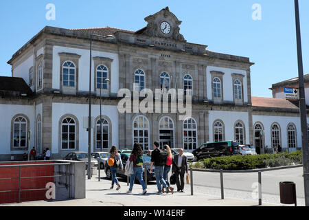 Junge Leute Studenten gehen in der Straße vor dem Gebäude in Campanh Station in Porto Porto Portugal Europa KATHY DEWITT Stockfoto