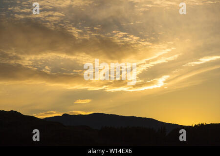 Wolken bei Sonnenuntergang über Loughrigg, Ambleside, Lake District, England. Stockfoto