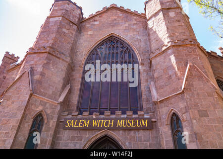 Salem, MA - Juni 8, 2019: Äußere des Salem Witch Museum erzählt die Geschichte der 1692 Hexe Wanderwege in Salem, Massachusetts Stockfoto