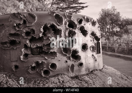 Bild von WW2 Gun implacement, die heavely an Whith Schalen geschossen wurde. Stockfoto