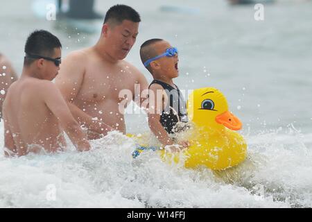 Qingdao, China Provinz Shandong. 30. Juni, 2019. Die Besucher haben Spaß an den Shilaoren Strand in Qingdao, in der ostchinesischen Provinz Shandong, 30. Juni 2019. Credit: Wang Haibin/Xinhua/Alamy leben Nachrichten Stockfoto