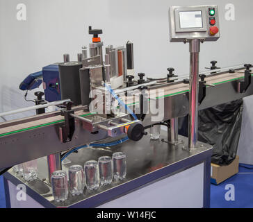 Vertikale runde Flasche Etikettiermaschine für die Lebensmittelindustrie Stockfoto