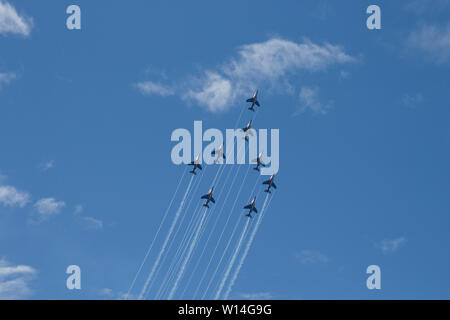 Kunstflugvorführung der "Patrouille de France": 8 Alpha-Jets im Formationsflug Stockfoto